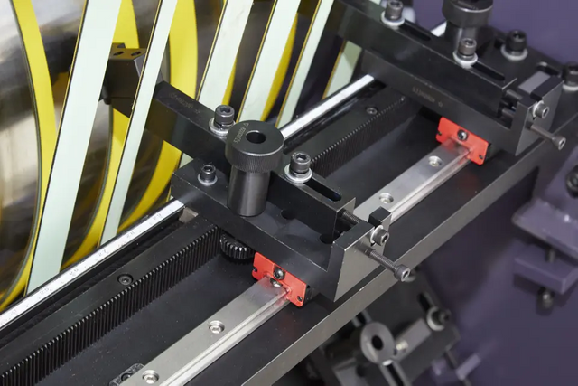 Automatische Hochgeschwindigkeits-Genauigkeits-Effizienz-Digital-Karton-Papier-Karton-Nutmaschine